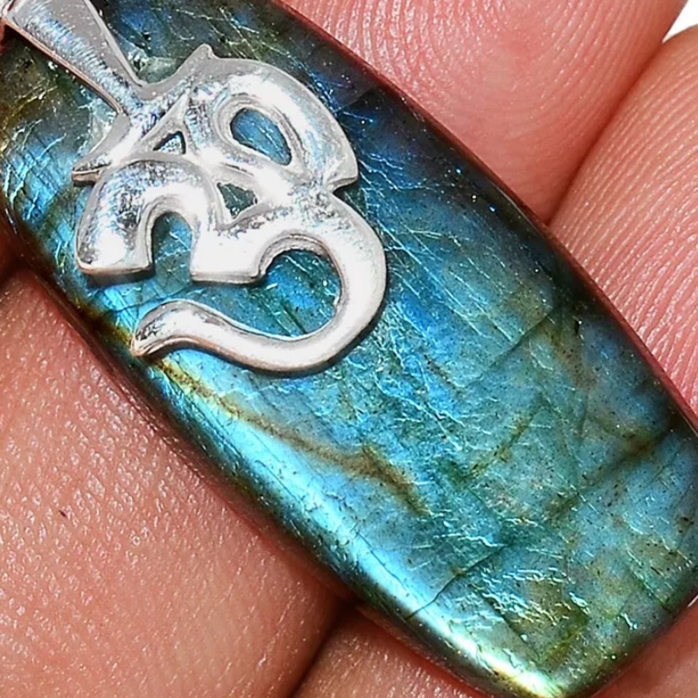 Silver and labradorite OM Pendant - Picture 2 of 2
